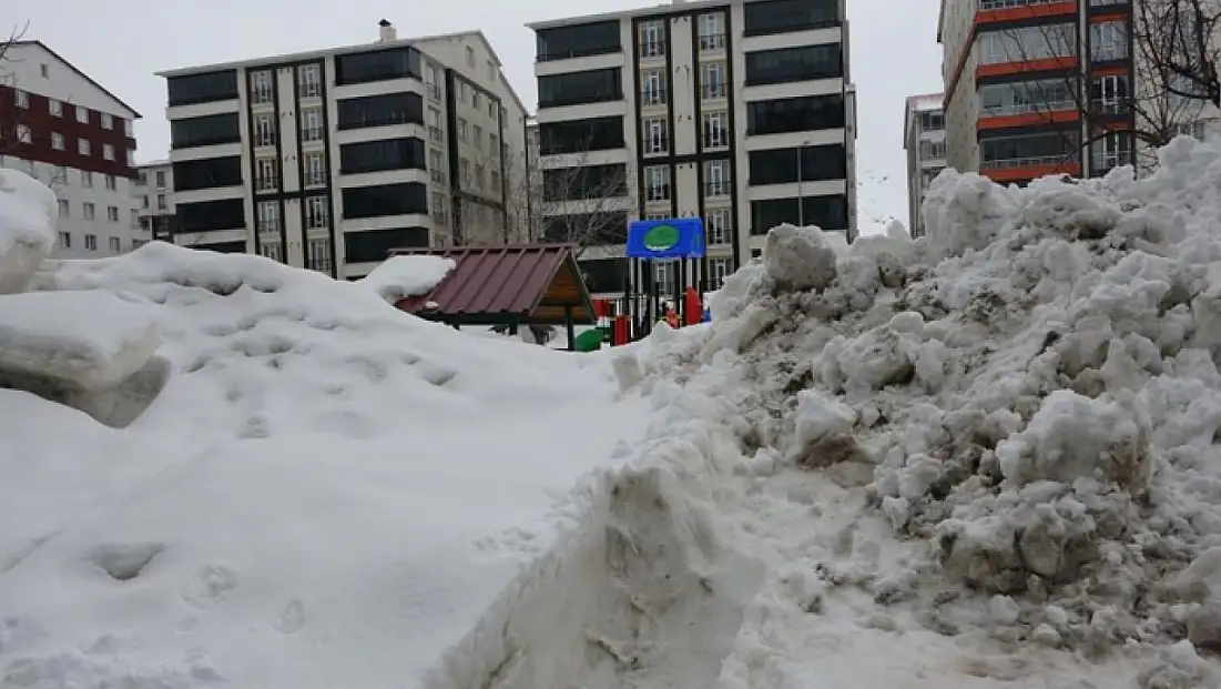 Bitlis’te yoğun kar yağışı kartpostallık manzaralar oluşturdu