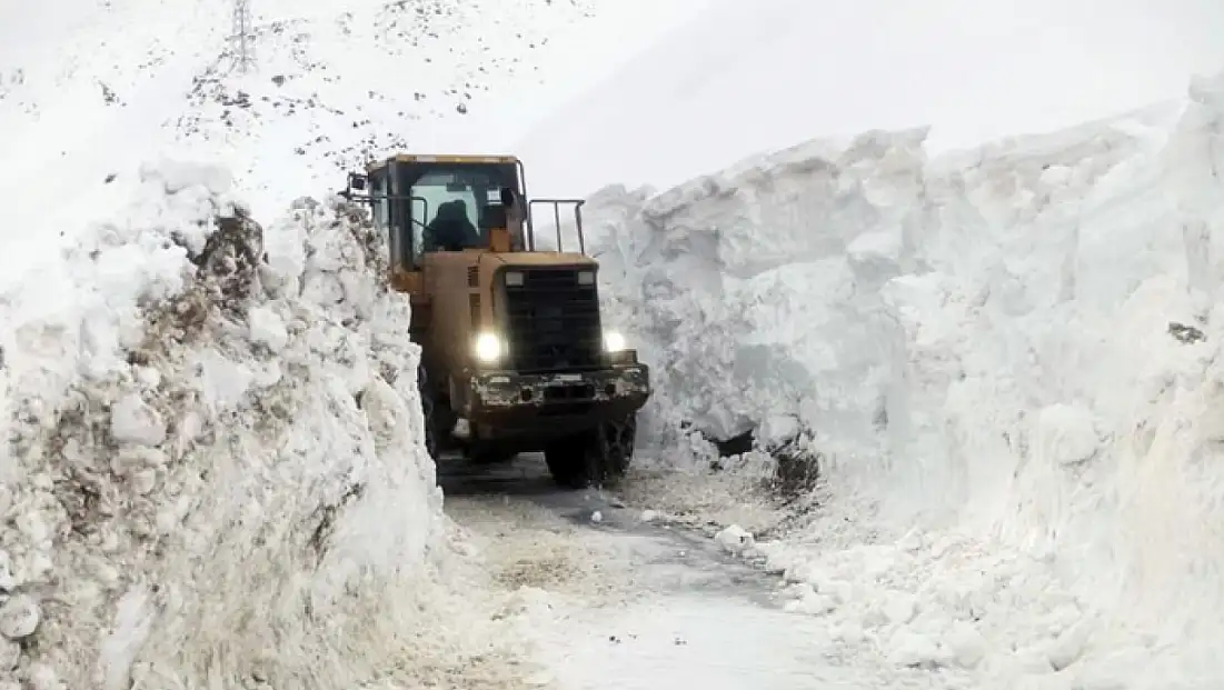 Çığ tehlikesi nedeniyle karla mücadele çalışmaları durduruldu