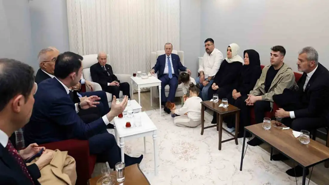 Cumhurbaşkanı Erdoğan, depremzede aileyi yeni yuvasında ziyaret etti