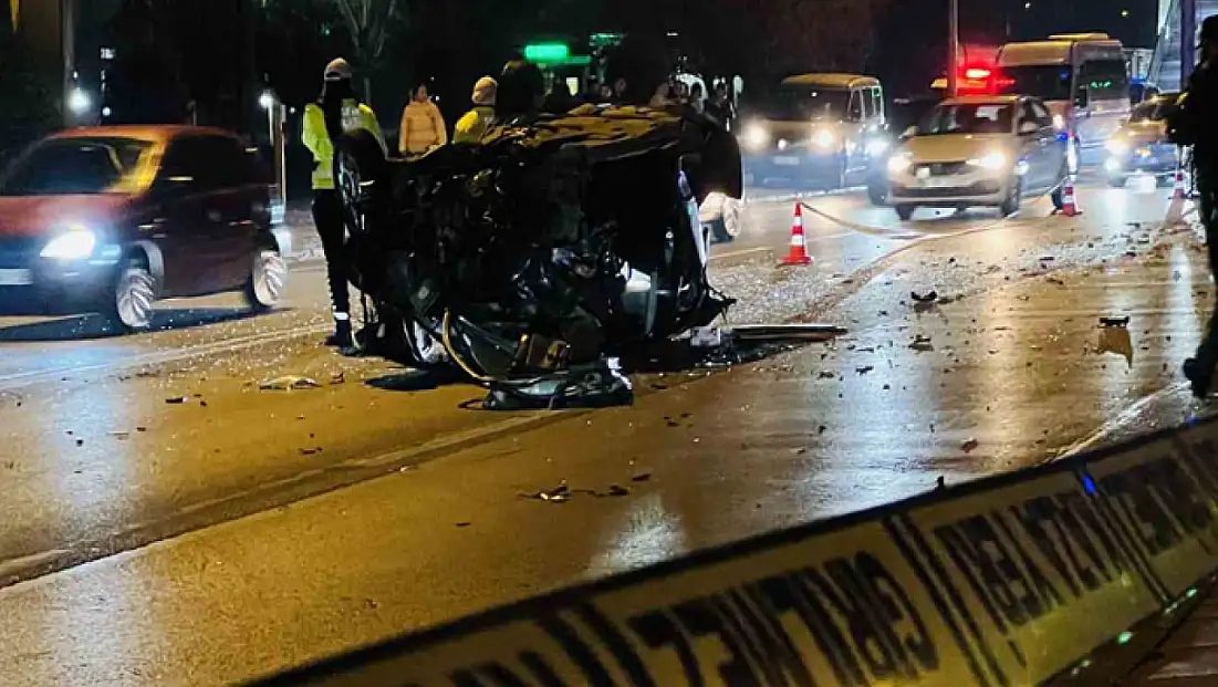 Kontrolden çıkıp ağaca çarpan otomobil alev aldı: 1’i ağır 2 yaralı