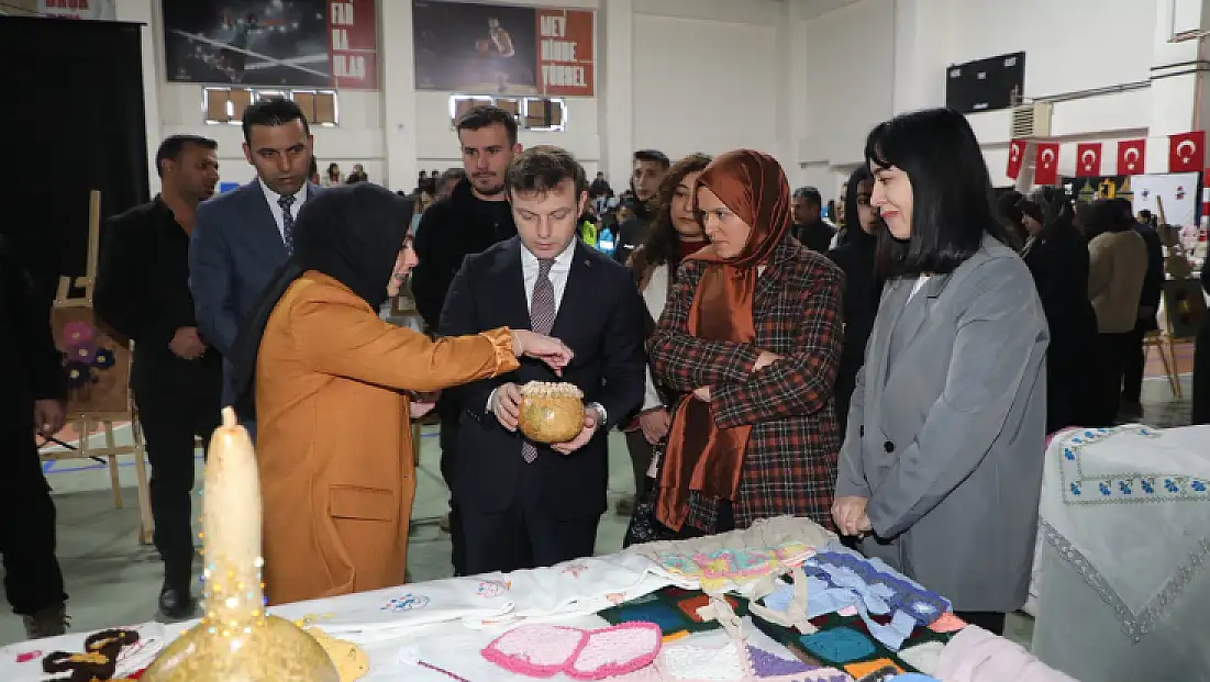 Başkale’de kadınların üretimi sergilendi