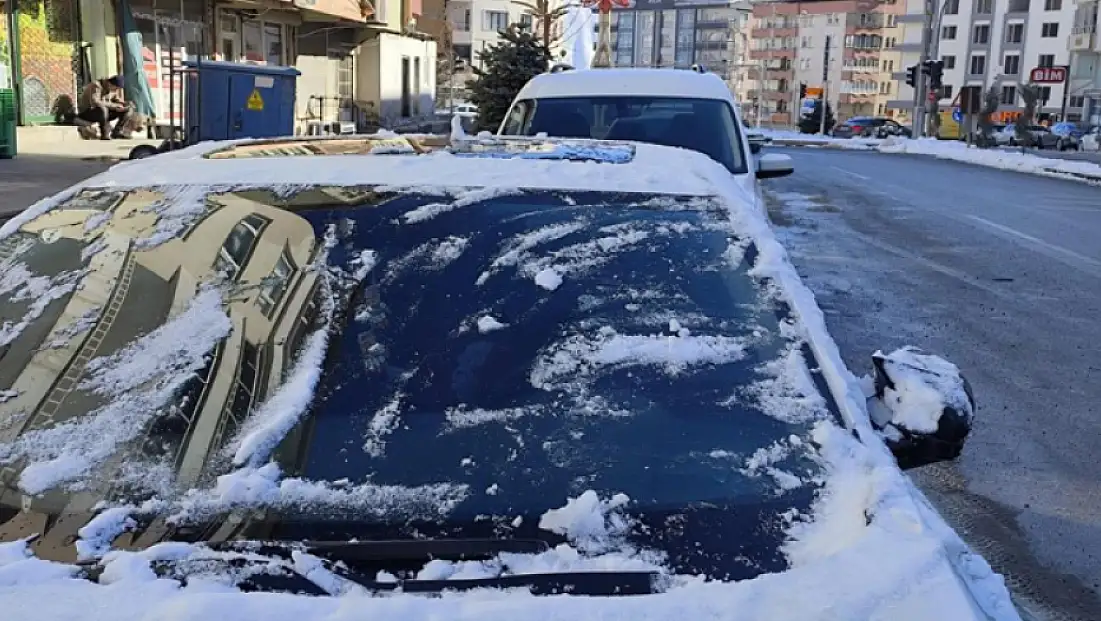 Hakkari’de araç camları buz tuttu