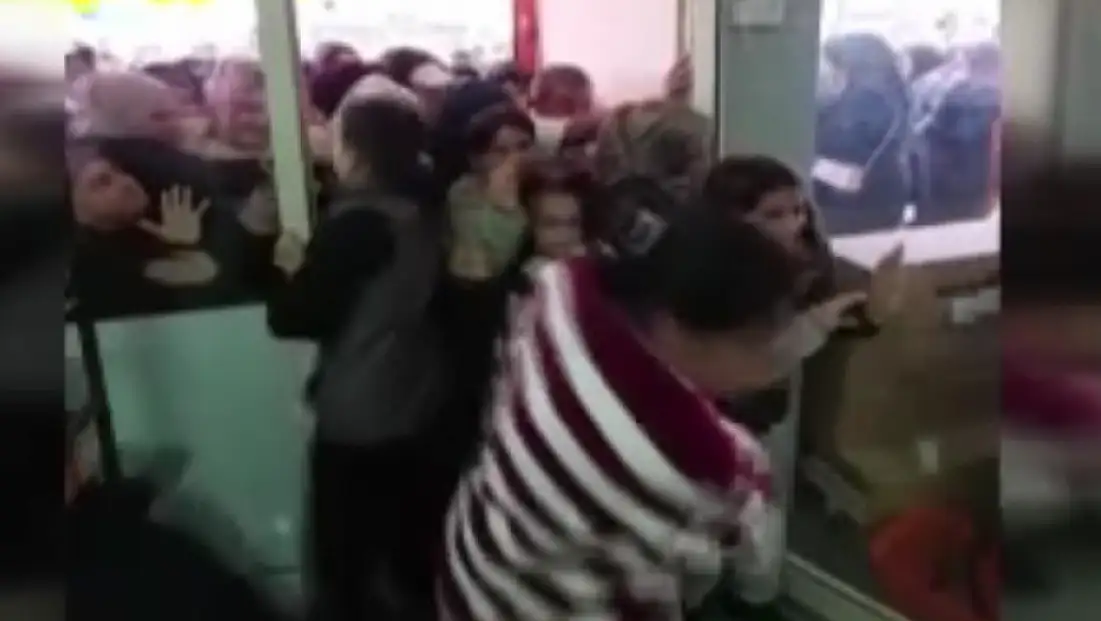 İndirimi gören kadınlar ezilme tehlikesi atlattı