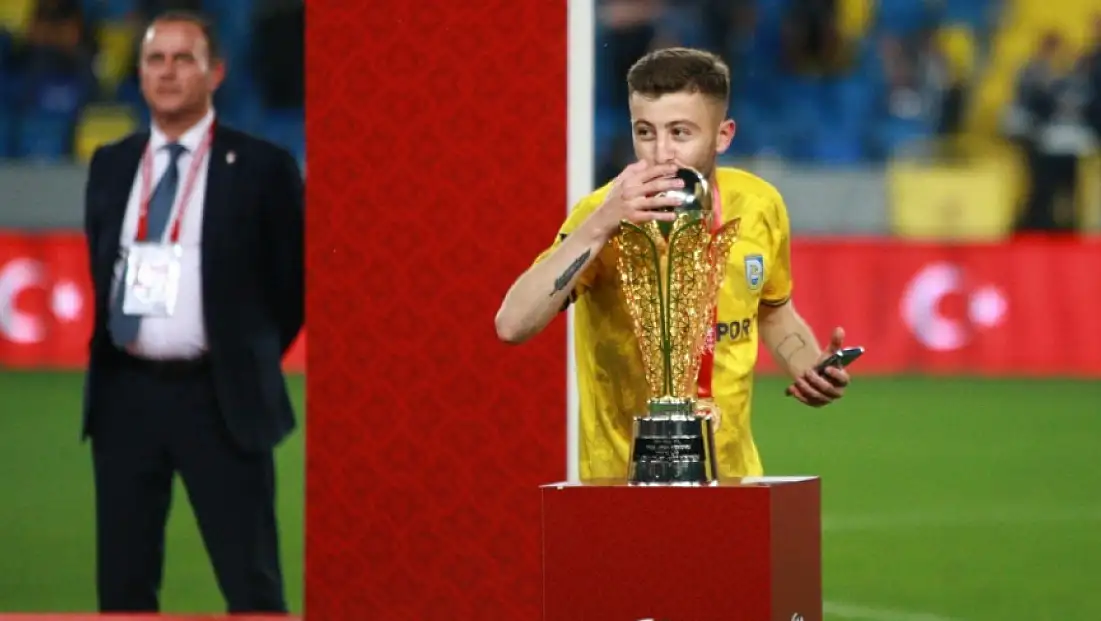 Kocaeli’de silahlı saldırı: 1’i futbolcu 3 yaralı