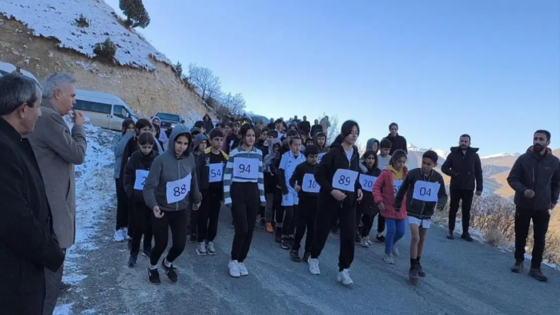 100 atlet köy yolunda antrenman yaptı