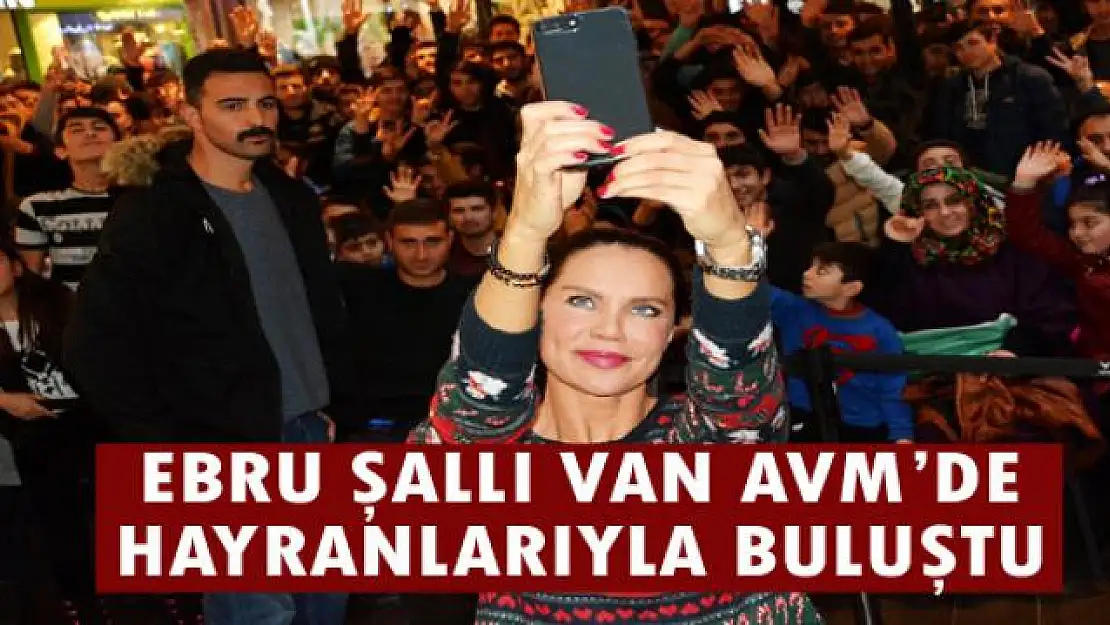 Ebru Şallı Van AVM'de hayranlarıyla buluştu