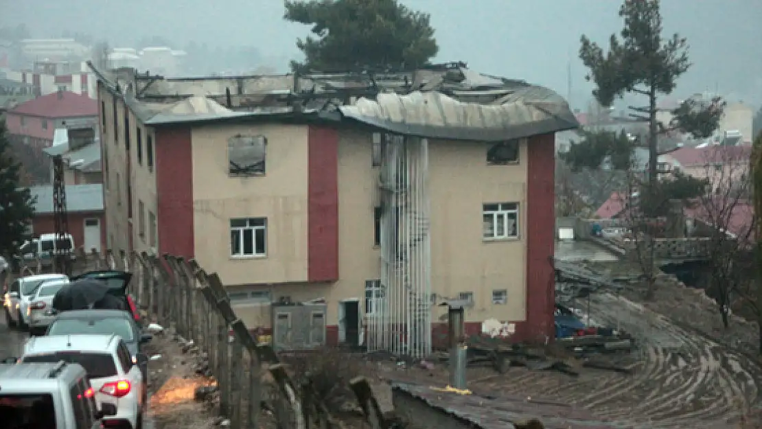 Yurttaki facianın izleri gün ağarınca ortaya çıktı