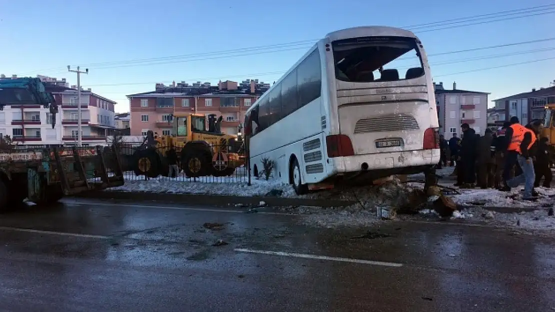 Öğrencileri taşıyan otobüs devrildi: 3 ölü, 40 yaralı