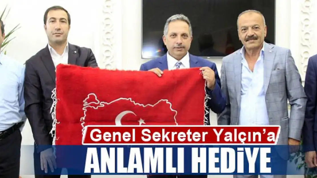 Genel Sekreter Yalçın'a anlamlı hediye