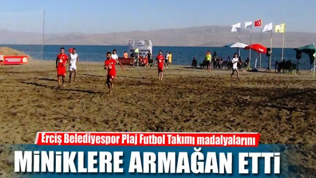 Erciş Belediyespor Plaj Futbol Takımı madalyalarını miniklere armağan etti 