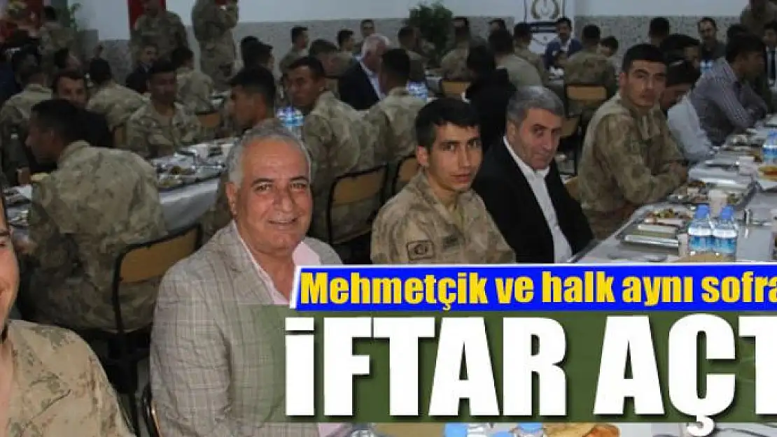 Mehmetçik ve halk aynı sofrada iftar açtı