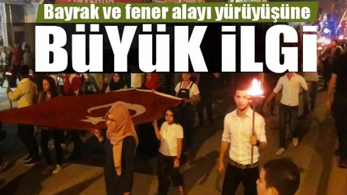 Erciş'te bayrak ve fener alayı yürüyüşüne büyük ilgi