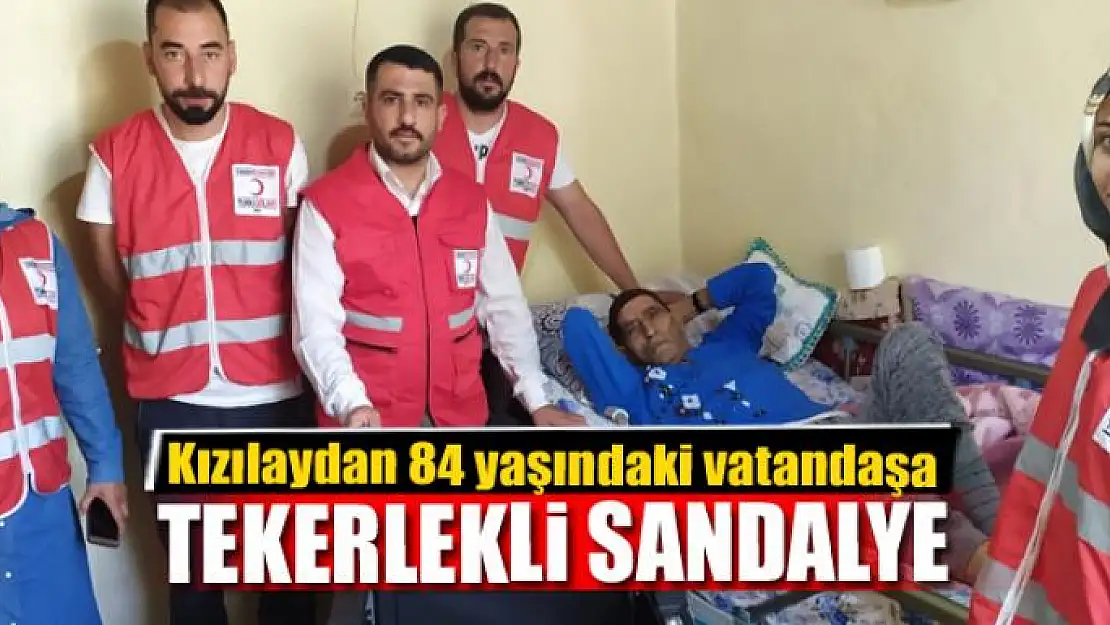 Kızılaydan 84 yaşındaki vatandaşa tekerlekli sandalye