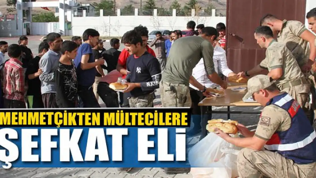 Mehmetçikten mültecilere şefkat eli