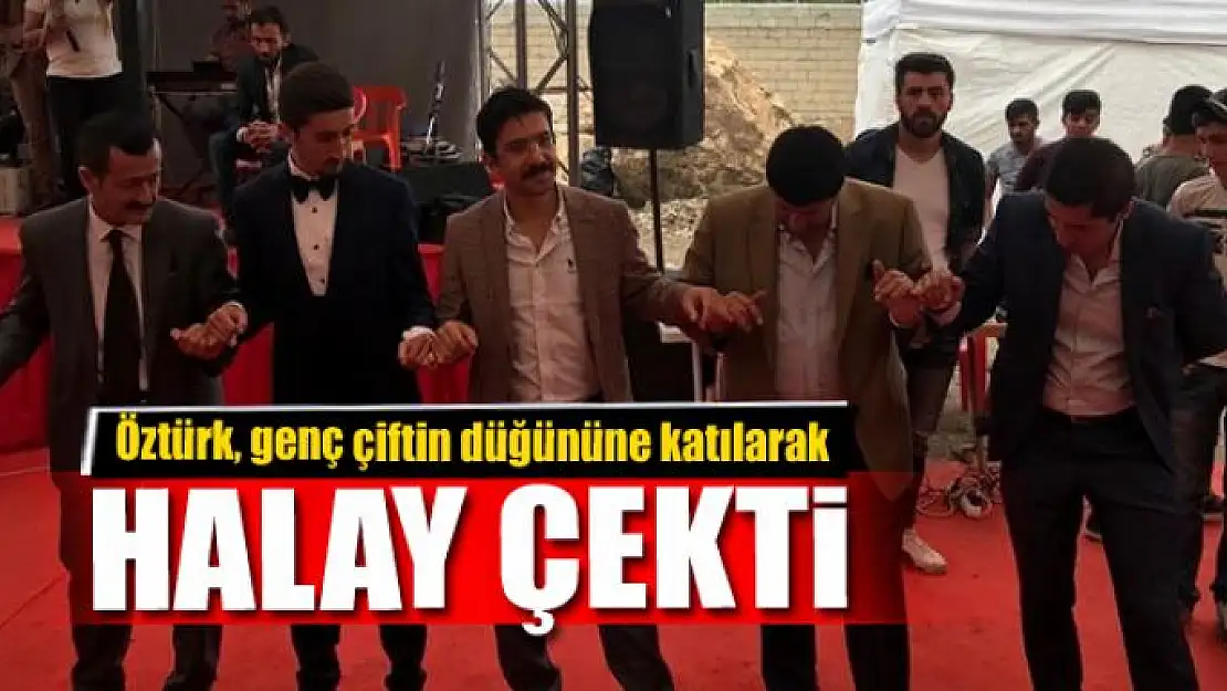 Kaymakam Öztürk, genç çiftin düğününe katılarak halay çekti