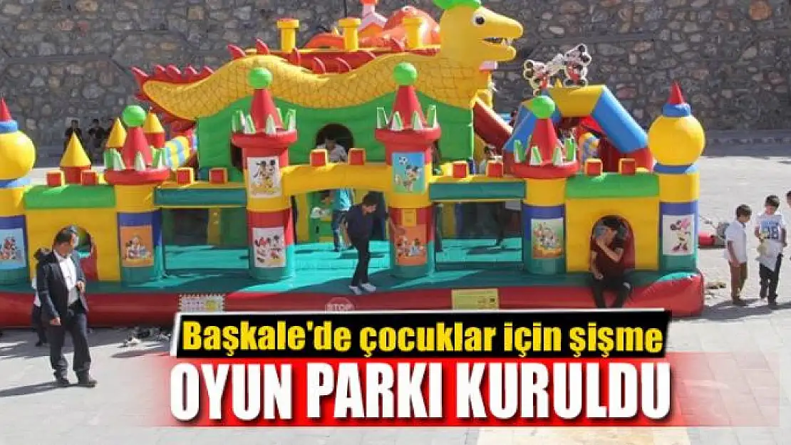 Başkale'de çocuklar için şişme oyun parkı kuruldu