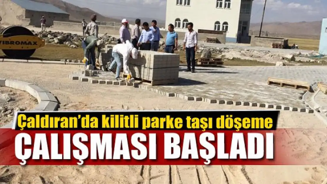 Çaldıran'da kilitli parke taşı döşeme çalışması