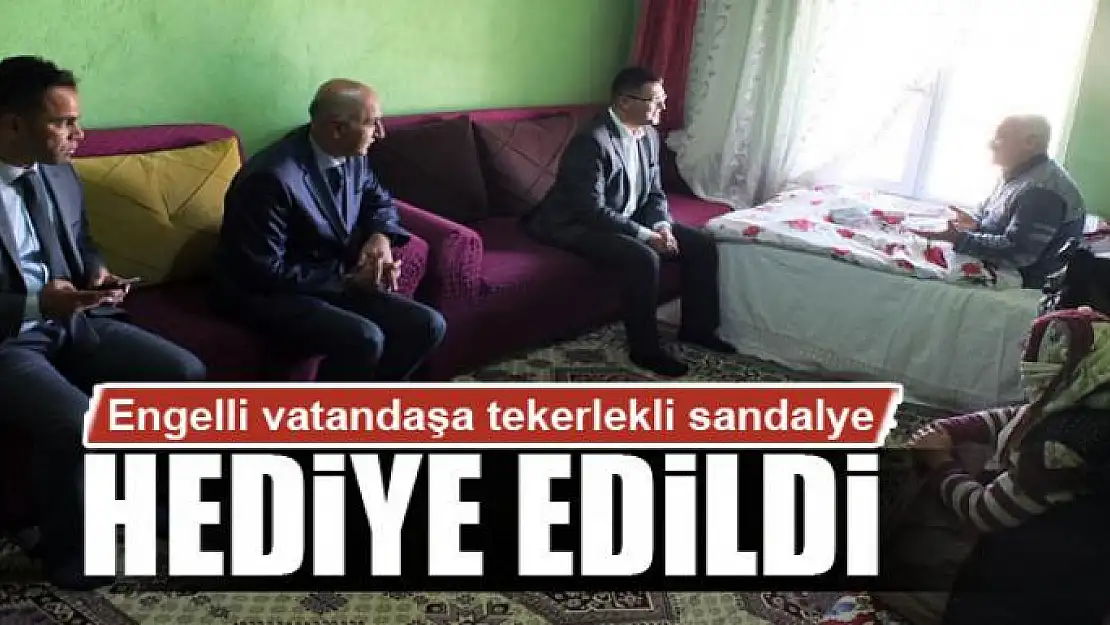 Engelli vatandaşa tekerlekli sandalye 