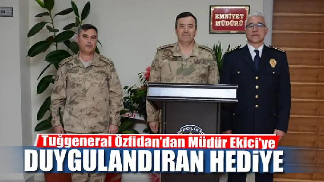 Tuğgeneral Özfidan'dan Müdür Ekici'ye duygulandıran hediye