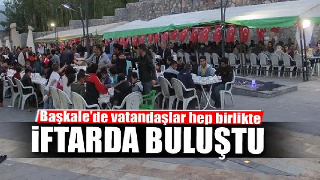 Başkale'de vatandaşlar hep birlikte iftarda buluştu