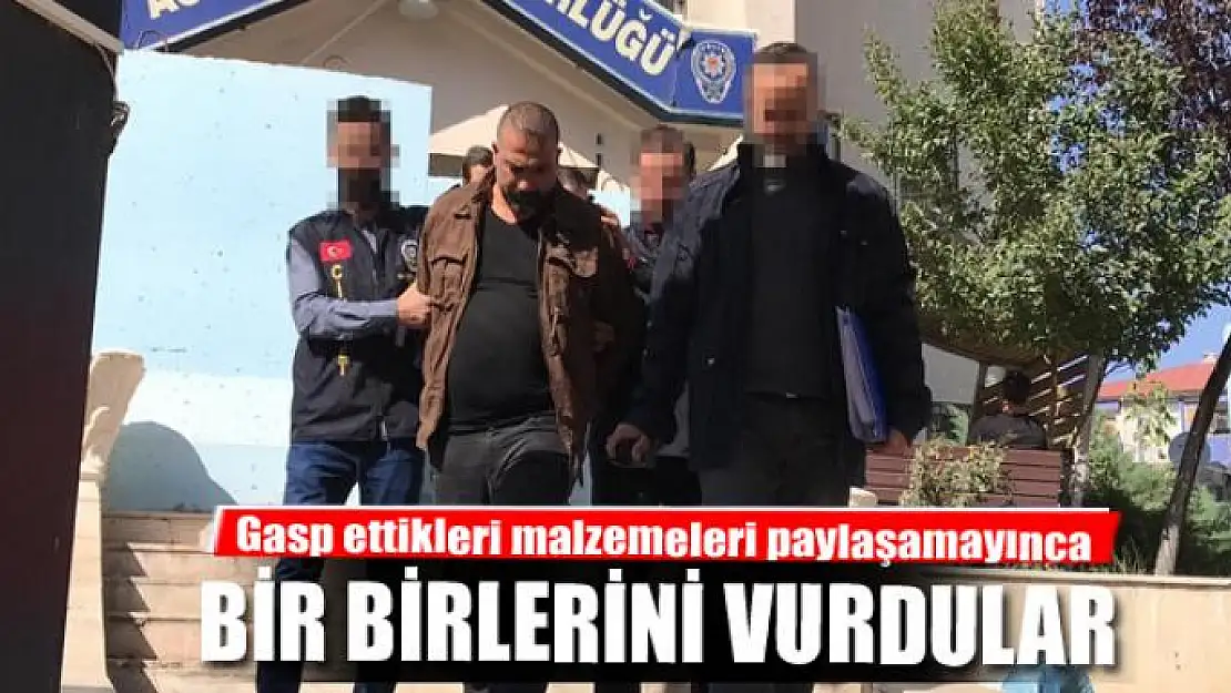 Gasp ettikleri malzemeleri paylaşamayınca bir birlerini vurdular