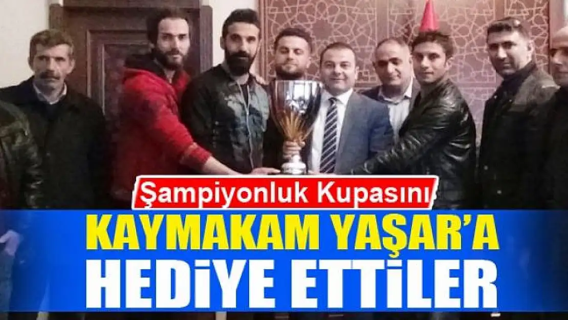 Şampiyonluk Kupasını Kaymakam Yaşar'a hediye ettiler