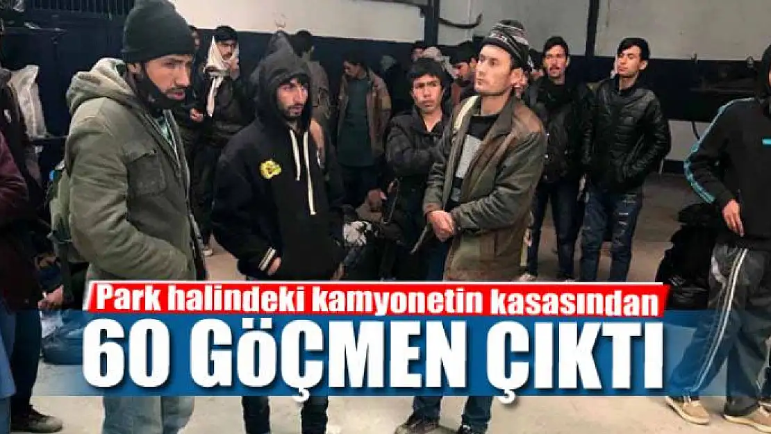 Park halindeki kamyonetin kasasından 60 göçmen çıktı