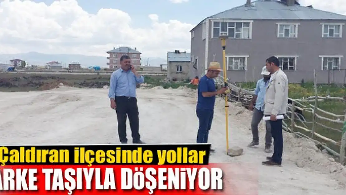 Çaldıran'daki mahallelere parke taşı 