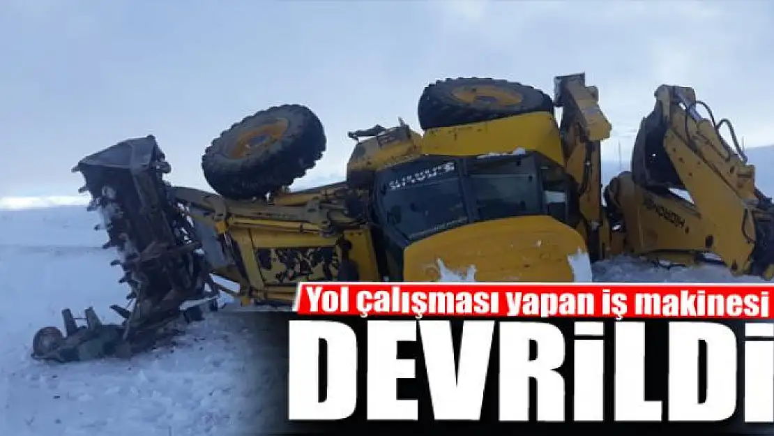 Yol çalışması yapan iş makinesi devrildi