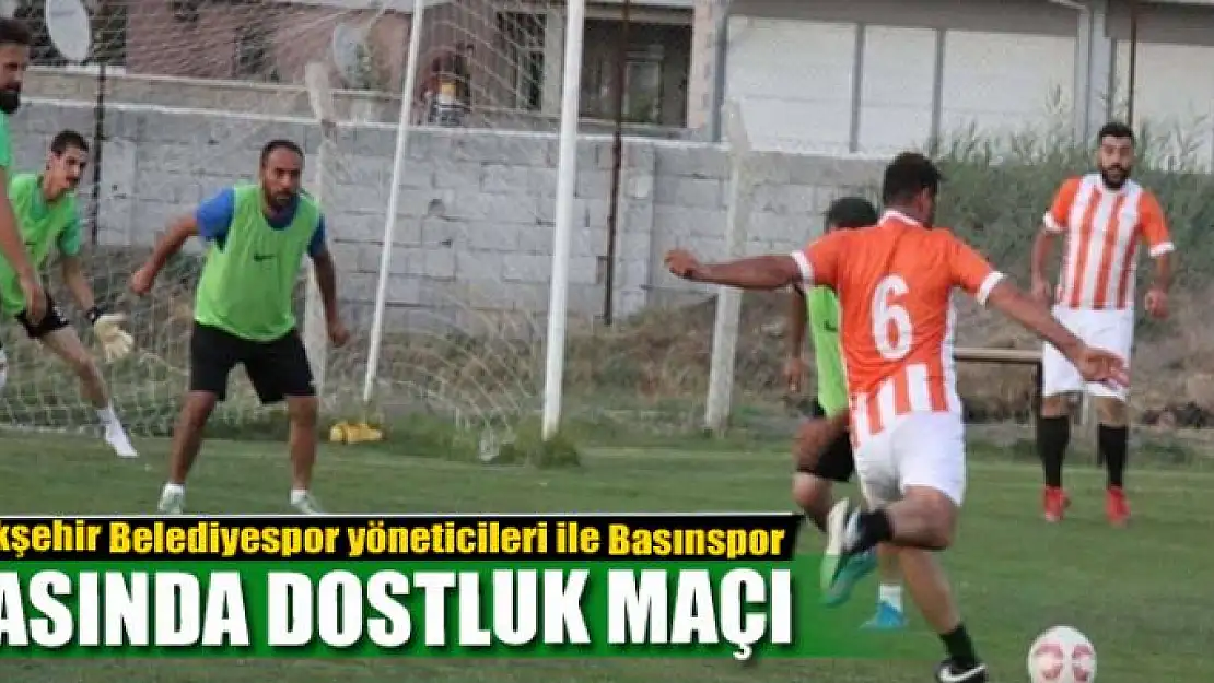 Büyükşehir Belediyespor yöneticileri ile Basınspor arasında dostluk maçı 