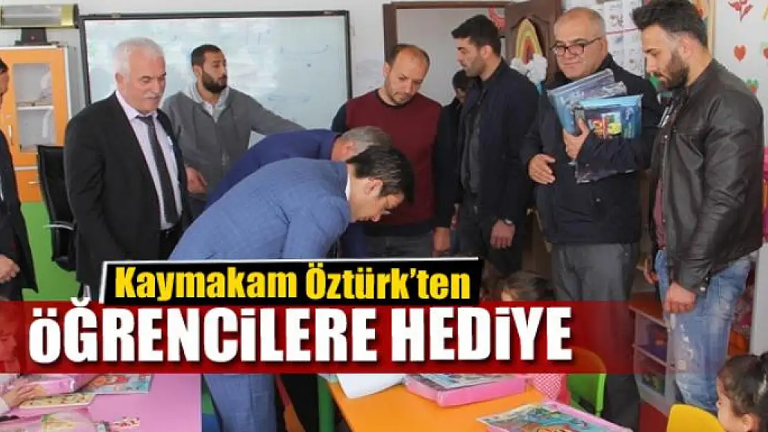 Kaymakam Öztürk'ten minik öğrencilere hediye 