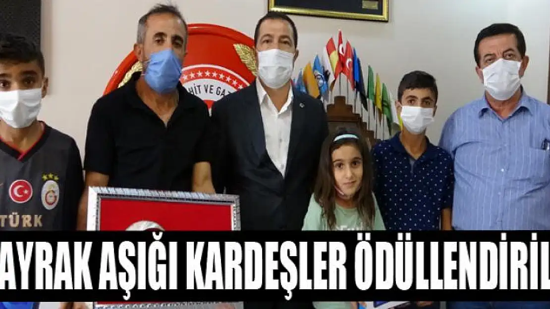 Bayrak aşığı kardeşler güvenlik korucuları tarafından ödüllendirildi