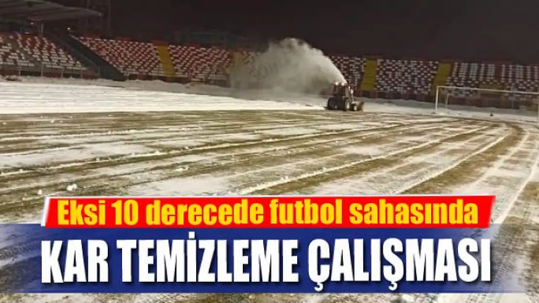 Eksi 10 derecede futbol sahasında kar temizleme çalışması