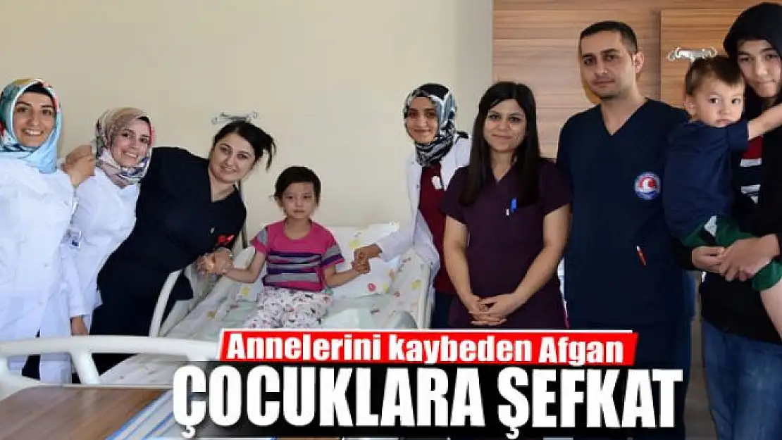 Annelerini kaybeden Afgan çocuklara şefkat