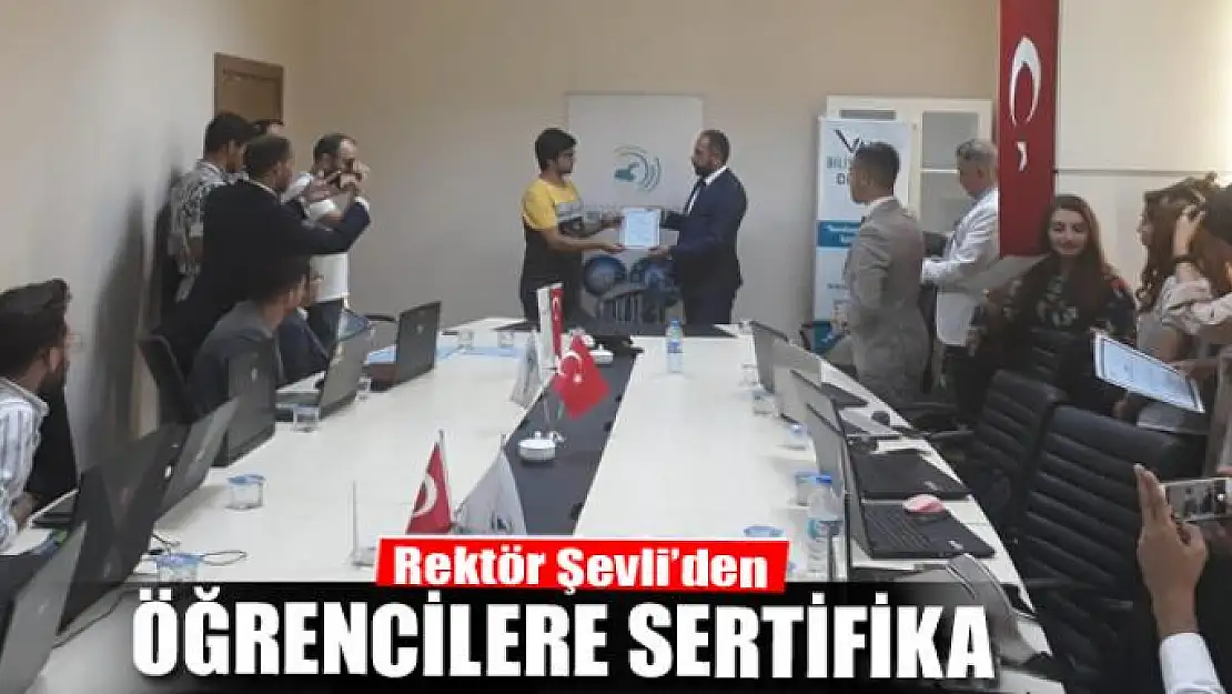 Rektör Şevli'den öğrencilere sertifika