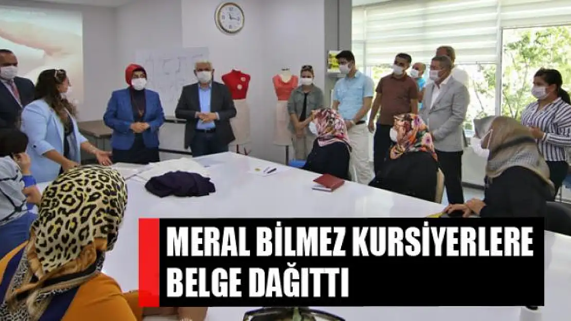 Meral Bilmez kursiyerlere belge dağıttı