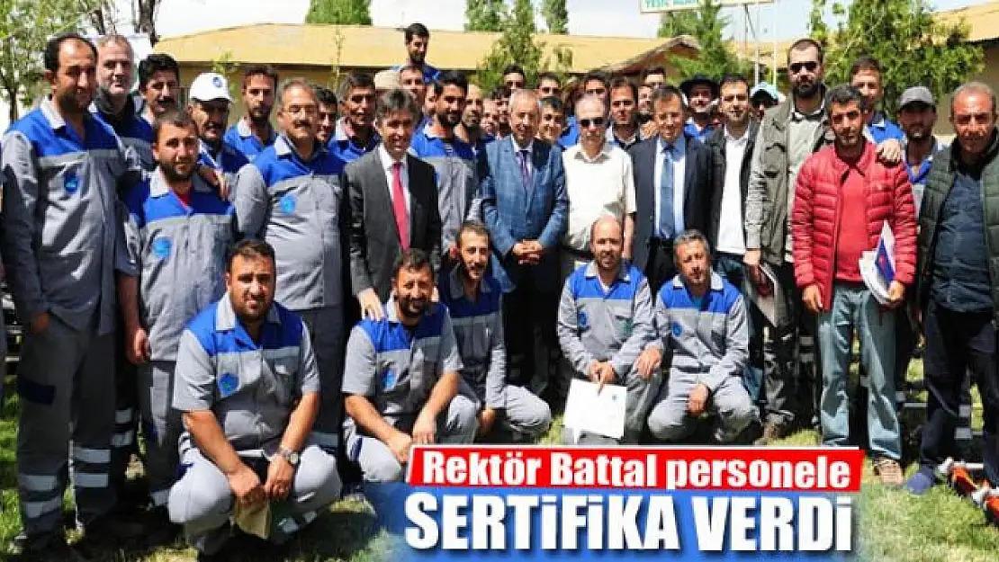 Rektör Battal'dan personele sertifika