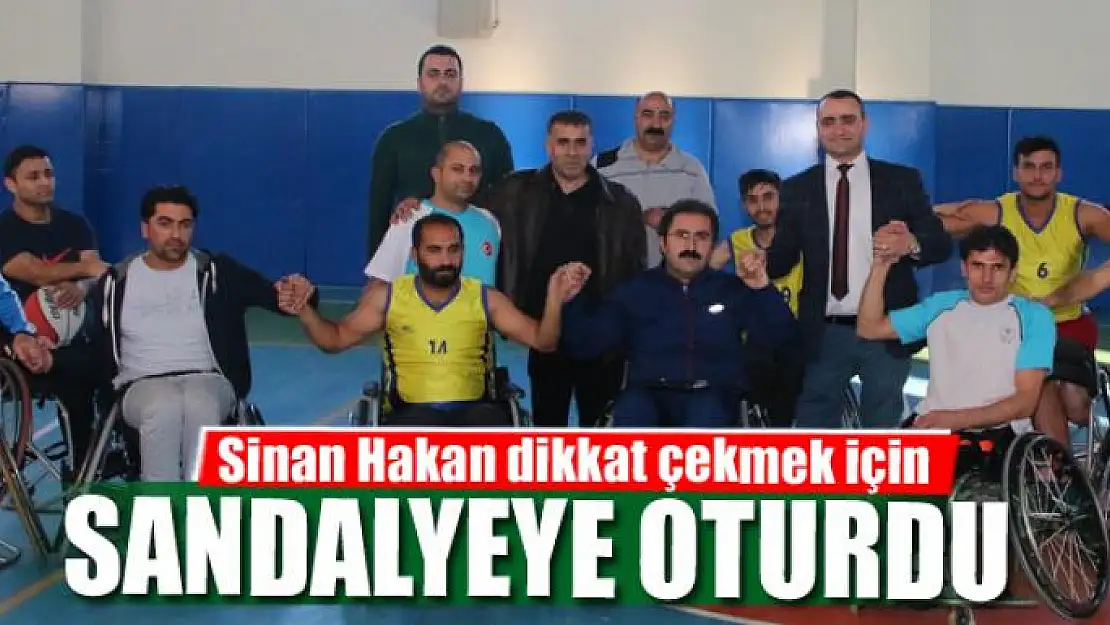 Başkan Hakan, engeli yaşama dikkat çekmek için tekerlekli sandalyeye oturdu 