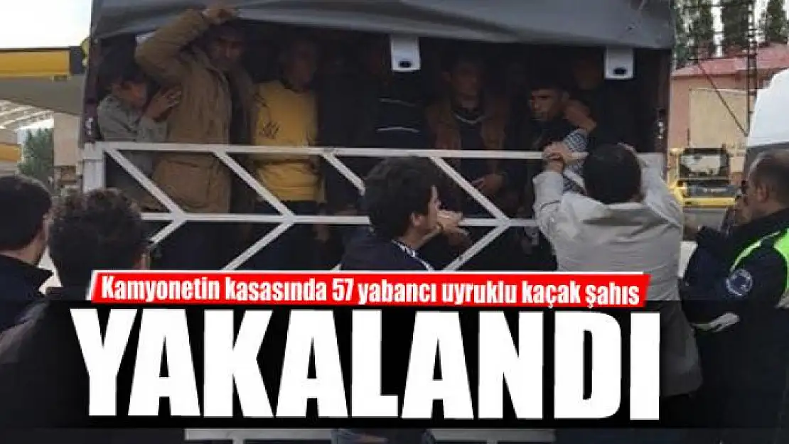 Kamyonetin kasasında 57 yabancı uyruklu kaçak şahıs yakalandı