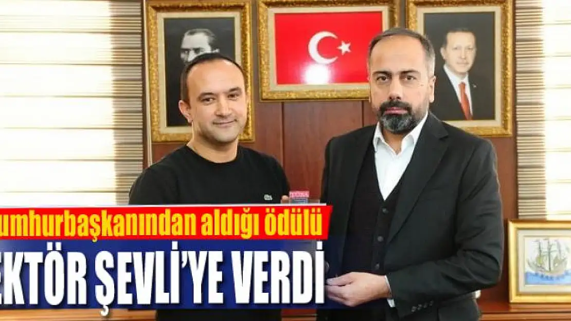 Cumhurbaşkanından aldığı ödülü Rektör Şevli'ye verdi