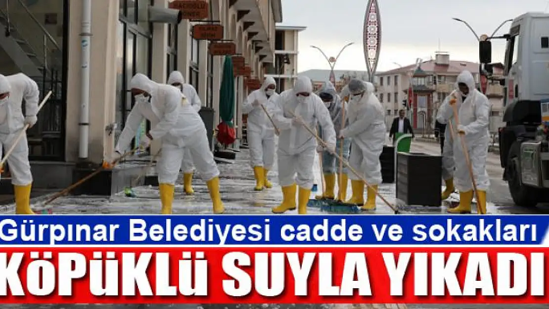 Gürpınar Belediyesi cadde ve sokakları köpüklü suyla yıkadı