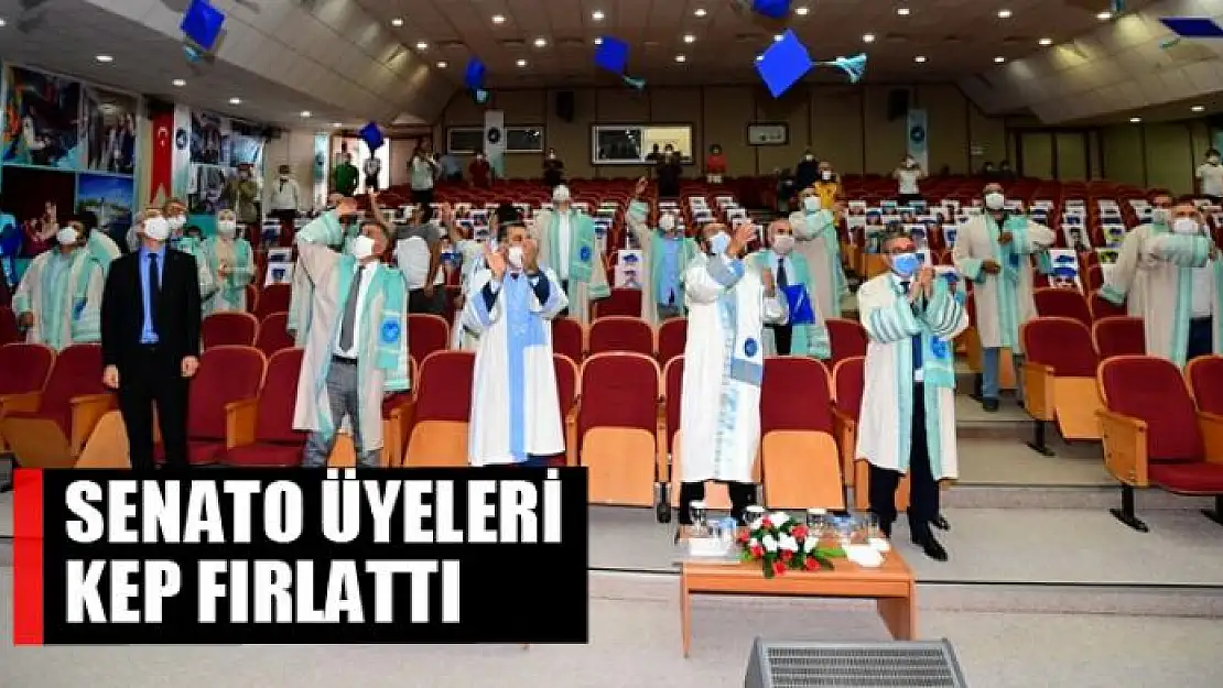 SENATO ÜYELERİ KEP FIRLATTI