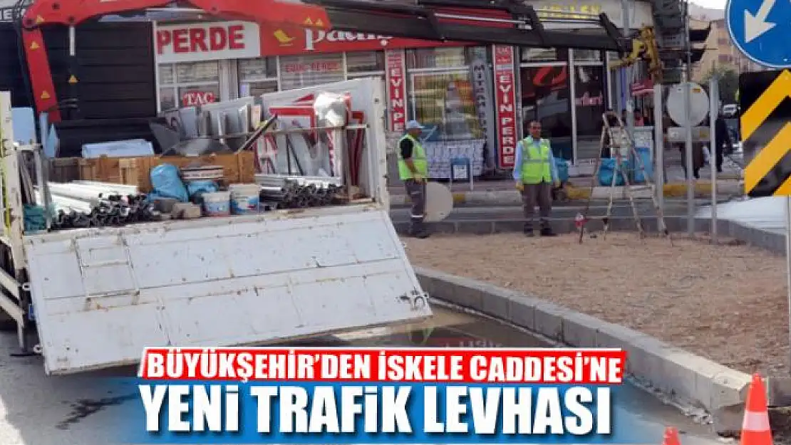 İSKELE CADDESİ'NE YENİ TRAFİK LEVHASI 