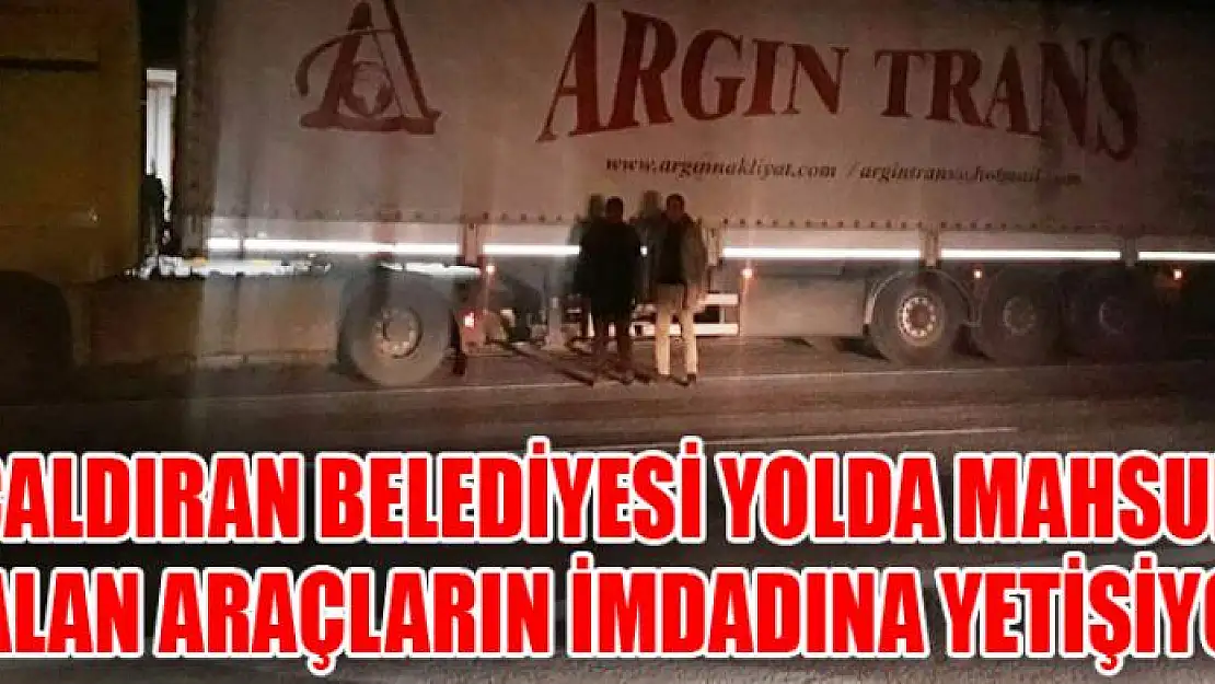 Çaldıran Belediyesi yolda mahsur kalan araçların imdadına yetişiyor