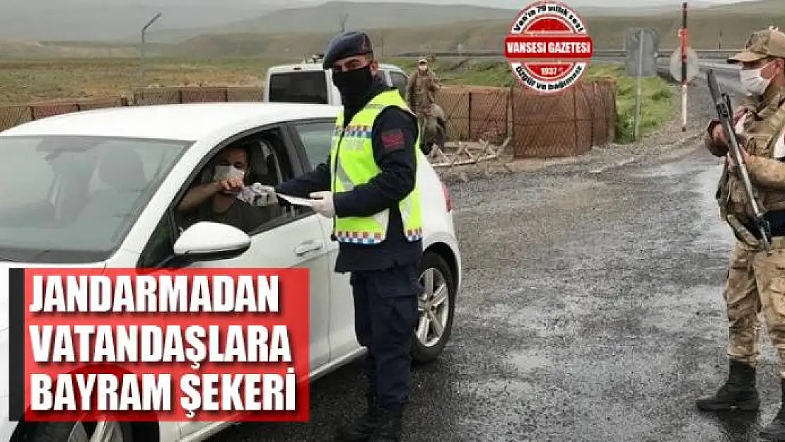 Jandarmadan vatandaşlara bayram şekeri