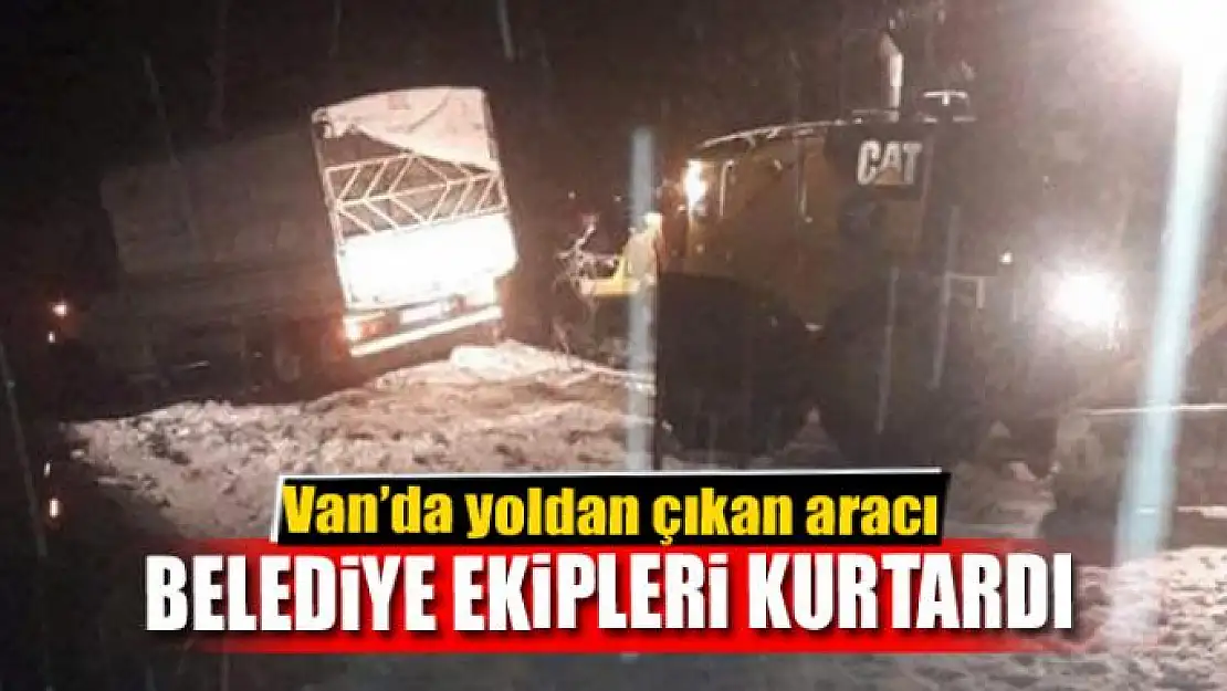 Van'da yoldan çıkan aracı belediye ekipleri kurtardı