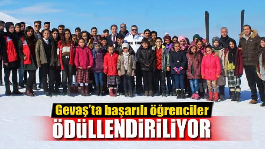 Gevaş'ta başarılı öğrenciler ödüllendiriliyor