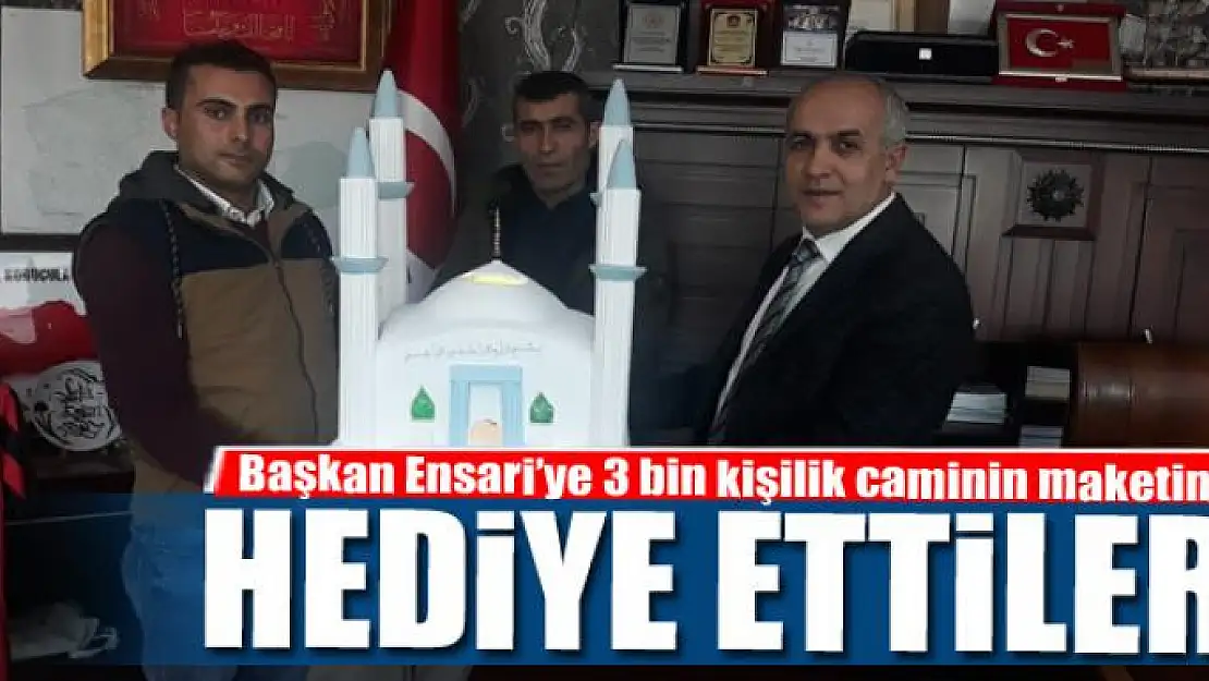 Başkan Ensari'ye 3 bin kişilik caminin maketini hediye ettiler