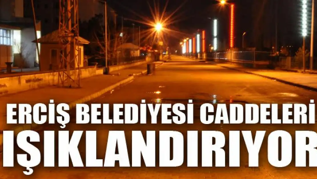 Erciş Belediyesi caddeleri ışıklandırıyor