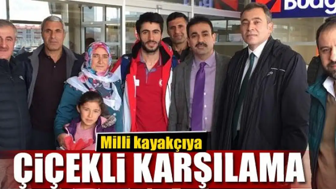 Milli kayakçıya çiçekli karşılama